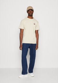 Tommy Jeans BADGE TEE - T-shirt basic - classic beige
