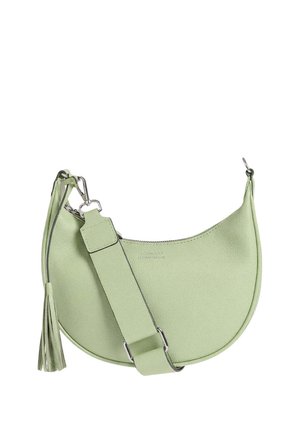 Sac à main en cuir vert clair en forme de croissant avec une large bandoulière réglable et un détail de pompon, quincaillerie argentée et logo de marque discrètement embossé.