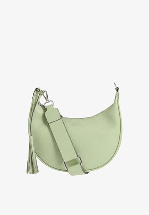 Sac à main en cuir vert clair en forme de croissant avec une large bandoulière réglable et un détail de pompon, quincaillerie argentée et logo de marque discrètement embossé.