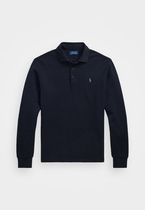 Tamnoplav majica s dolgimi rokavi polo iz bombaža, ki ima dvonapetostni gumb, rebrovani ovratnik in manšete ter majhen vezen logotip na prsih.