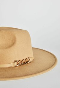 Lipsy CHAIN DETAILING FEDORA - Hattu - camel