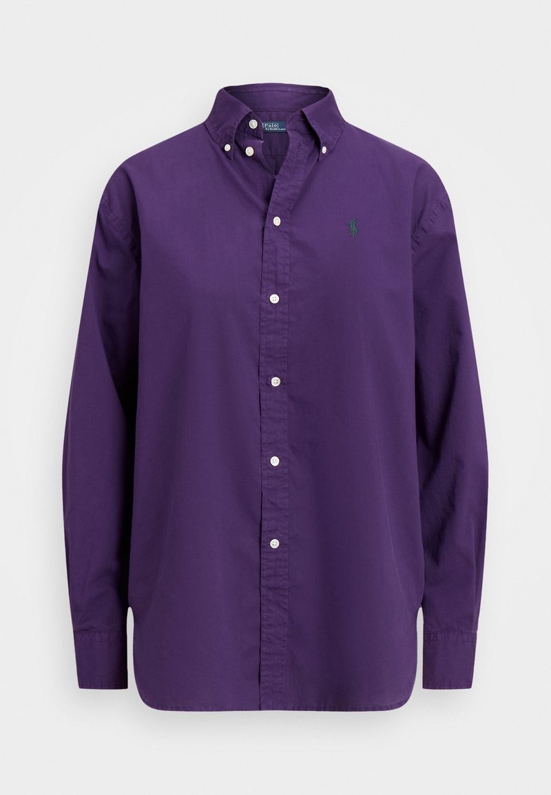 Camicia button-up a maniche lunghe in cotone viola scuro con colletto classico, dotata di un piccolo logo verde sul lato sinistro del petto e bottoni bianchi.