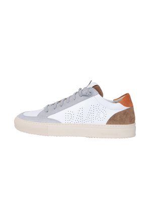 Sneaker in pelle bianca con accenti in suede grigio, dettagli perforati e una linguetta sul tallone in suede marrone. Presenta una suola in gomma beige e lacci grigi.