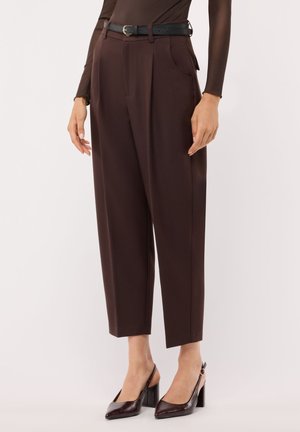 Terranova, PANTALONI CHINO CON PINCES E CINTURA - Pantaloni - cacao