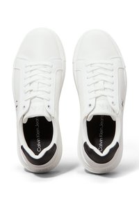 Sneaker bianche con tomaia in pelle textured, chiusura con lacci e un accento nero sul tallone, con il logo Calvin Klein Jeans all'interno.