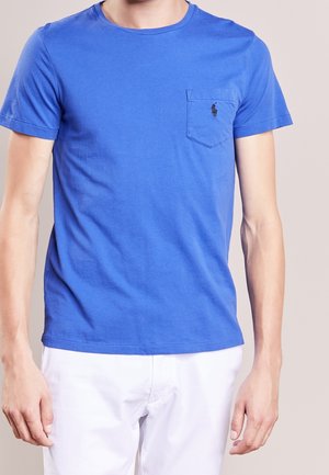 Blauwe katoenen T-shirt met een ronde hals en korte mouwen, voorzien van een linkerborstzak en een klein logo-detail. Glad textuur.