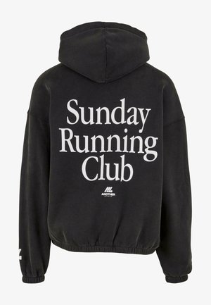 Zwarte hoodie met de tekst "Sunday Running Club" in grote witte letters op de achterkant en een klein "Another Cotton Lab" logo eronder.