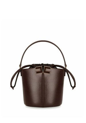 Borsa a secchiello in pelle marrone scuro con un'unica maniglia superiore e chiusura con coulisse con ferrature in metallo.