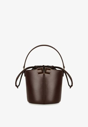 Borsa a secchiello in pelle marrone scuro con un'unica maniglia superiore e chiusura con coulisse con ferrature in metallo.