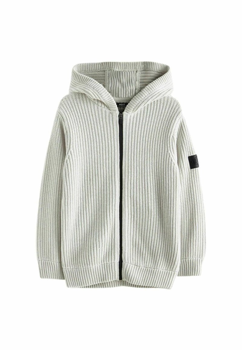 Sweat à capuche zippé gris clair en maille avec texture côtelée et patch noir sur la manche gauche.