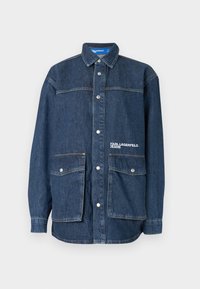 Ciemnoniebieska kurtka dżinsowa z zatrzaskami, dwie duże przednie kieszenie z klapkami oraz haftem "Karl Lagerfeld Jeans" na kieszeni na piersi.