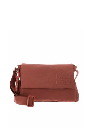 Sac bandoulière couleur rouille avec sangle réglable, rabat avant, tissu texturé et petit logo embossé dans le coin inférieur droit.