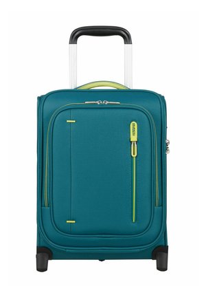 Valise souple couleur sarcelle avec poignée noire et argent extensible, poches avant zippées et roues noires sur fond blanc.