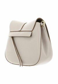 Borsa a spalla in pelle beige chiaro con forma arrotondata, pattina ripiegabile e lunghe cinghie decorative. Presenta cuciture sottili e un accento in metallo dorato.