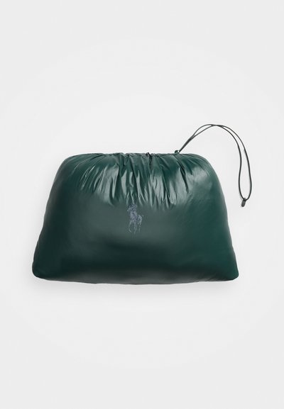 Groene, glanzende, synthetische tas met een gathered top en trekkoordsluiting. Heeft een subtiel logo aan de voorkant.