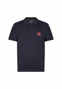 Camisa polo de color azul marino hecha de algodón, con collar, mangas cortas y un gráfico rojo de "Sí, Mar" en el bolsillo. Detalles de costura acentuados.