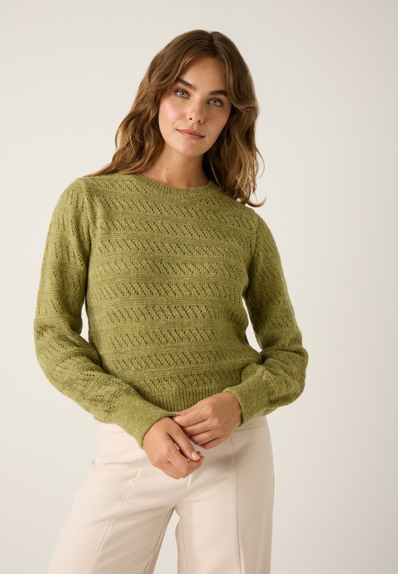 Strickpullover in gedämpftem Grün, mit einem strukturierten Muster aus horizontalen Streifen und gerippten Bündchen. Rundhalsausschnitt und taillierte Passform.