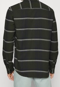 Donker groene longsleeve shirt met horizontale grijze strepen, voorzien van een kraag en knoopmanchetten. Zachte stoftextuur.