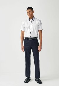 Next TRIMMED REGULAR FIT - Vapaa-ajan kauluspaita - white double collar