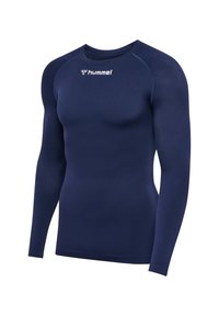 Marinblå långärmad atletisk tröja gjord av ett mjukt, stretchigt material. Har en rundad halsringning och ett subtilt texturerat mönster på ärmarna.