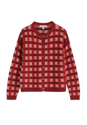 Rdeč kardigan s gumbi in dolgimi rokavi, okrašen s kockastim vzorcem v temno rdečih, belih in oranžnih odtenkih.