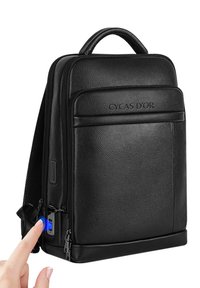 Musta nahkareppu, jossa on teksturoitu pinta. Repuissa on yläkädensija, etutasku ja sininen virtapainike sivussa.