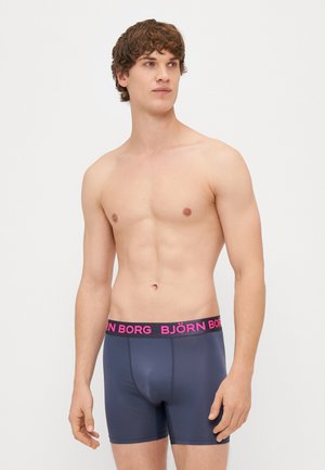 Vyriški tamsiai mėlyni boxer šortai su plačiu juodu juosmeniu, ant kurio pavaizduotas rožinis "BJÖRN BORG" logotipas. Minkšta ir tampri medžiaga suteikia komfortą.