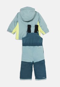 Lys blå og mørk teal todelt vinterantrekk med hettegenser og gule detaljer samt justerbare bukseseler.
