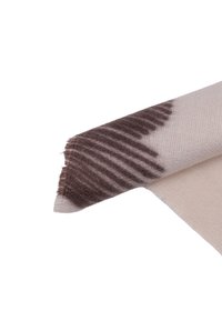 Sciarpa di lana con una base di un leggero crema, decorata con strisce diagonali marrone scuro e una finitura morbida e testurizzata, piegata all'angolo.