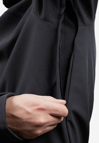 Czarna kurtka o gładkiej, gładkiej powierzchni i teksturowanej podszewce. Posiada zamek błyskawiczny oraz precyzyjne detale szycia.