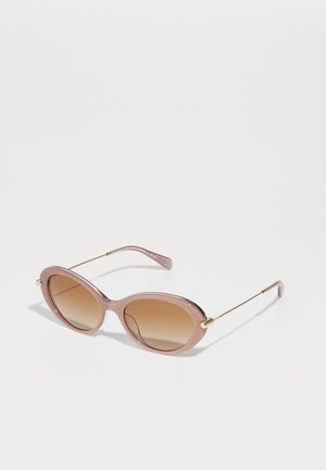 Gafas de sol ovaladas rosas con lentes marrones degradados, acentos metálicos y brazos delgados. La montura presenta un acabado brillante.