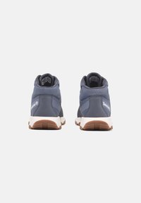 Sneakers in tessuto blu con accenti grigi, design alto, logo bianco e suola in gomma. Presentano un collare imbottito e una midsole a contrasto.
