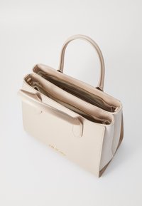 Borsa a tote in pelle beige con manici doppi, scomparti con zip e marchio impresso. Texture liscia con una forma rettangolare e strutturata.