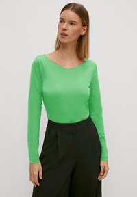 comma MUNI D'UNE ENCOLURE EN V - Langarmshirt - grün