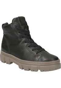 Stivale alla caviglia in pelle nera con finitura texturizzata, punta rotonda, lacci arrotondati e suola spessa beige con motivo antiscivolo.