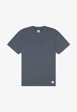 Tmavomodré krátke rukávy s okrúhlym výstrihom tričko značky Lee s nášivkami na golieri a spodnom okraji, zobrazené na bielom pozadí.