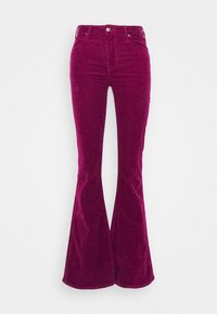 Pantalon en velours côtelé magenta profond taille haute, avec jambes évasées et détails de boutons et poches à l'avant sur fond blanc.