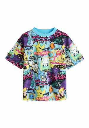 Kurzärmeliges T-Shirt aus Baumwolle mit einem bunten Pokémon-Druck, der verschiedene Charaktere und grafischen Text auf hellblauem Hintergrund zeigt.