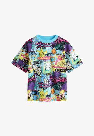 Lühikeste varrukatega T-särk, mis on valmistatud puuvillast ja millel on värvikas Pokémoni trükk erinevate tegelaste ja graafilise tekstiga helesinisel taustal.