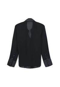 Schwarze Bluse mit langen Ärmeln, Satinmanschetten und -kragen, transparenter Rückeneinsatz am Hals, flach auf einem weißen Hintergrund ausgelegt.