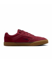 Κοντό μπορντό sneaker από καστόρι και ύφασμα με μαύρο λογότυπο Nike και καφέ λαστιχένια σόλα, πλευρική όψη σε λευκό φόντο.