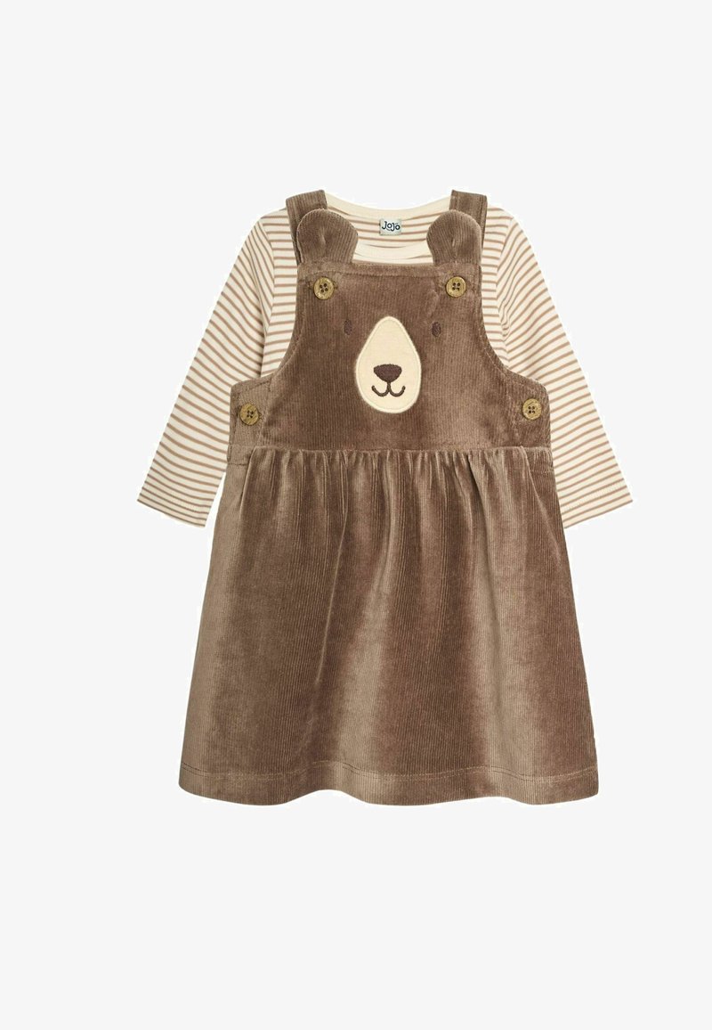 Smeđa čvorasta haljina s dizajnom medvjedića sprijeda, koja ima tipke kao ukrase i ispod nosi dugih rukava prugastu košulju.