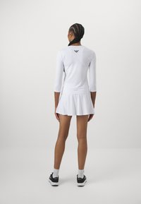 EA7 Emporio Armani TENNIS PRO CLASSIC TEE - Ilgarankovis viršutinės dalies drabužis - white