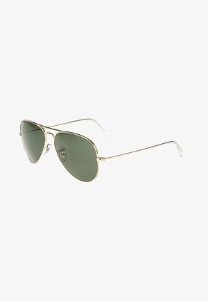 Gafas de sol aviador de metal dorado con lentes verde oscuro, que presentan un marco delgado, almohadillas nasales de goma transparente y puntas de patillas rectas y blancas.