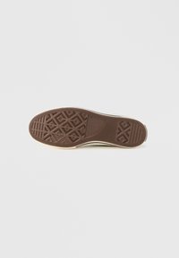 Καφέ λαστιχένια σόλα παπουτσιού με υφή σε σχήμα διαμαντιού και λεπτομέρεια λογότυπου, περιβαλλόμενη από λεπτή εκρού άκρη. Επίπεδο σχέδιο, χωρίς ορατή φτέρνα.