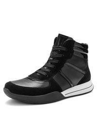 Schwarzer High-Top-Sneaker mit gemischten Leder- und Wildlederpaneelen, schwarzen Schnürsenkeln und weißer Gummisohle mit schwarzem Streifendetail.