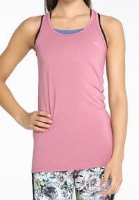 Top sportivo rosa con un design aderente, realizzato in tessuto leggero, con accenti neri sulle spalline e uno strato inferiore blu a contrasto.