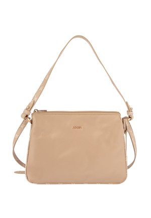Beige rechteckige Handtasche mit einem Reißverschluss oben, verstellbarem Schulterriemen und kleinem "JOOP!"-Logo, das mittig auf der Vorderseite geprägt ist.