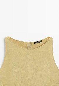 Robe beige sans manches en lin avec encolure ronde et fermeture éclair au dos, étiquette intérieure indiquant "Massimo Dutti".