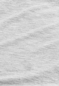 Tissu gris clair avec une surface douce, légèrement texturée et des lignes horizontales subtiles.